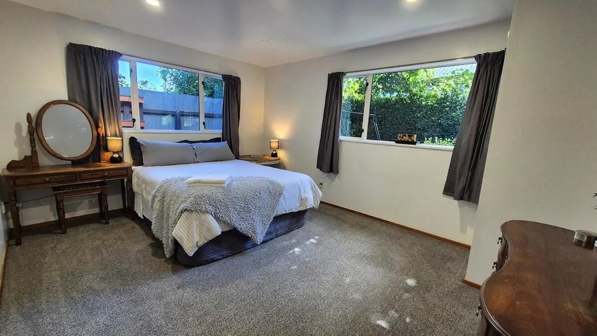 Christchurch Home Away From Home 0*,